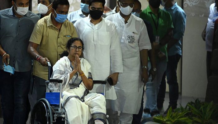 হাসপাতাল ছাড়লেন মমতা