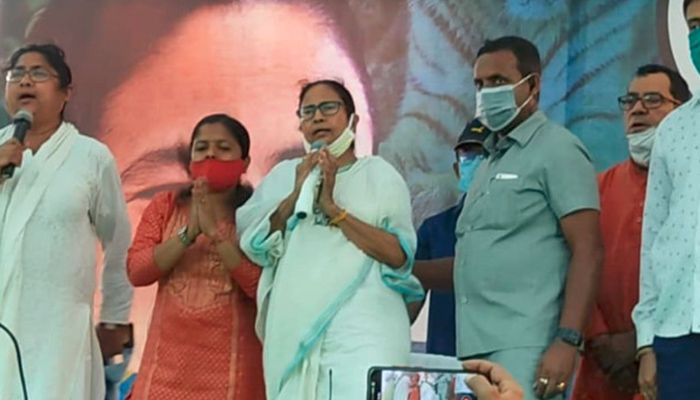 হুইলচেয়ার ছেড়ে উঠে দাঁড়ালেন মমতা