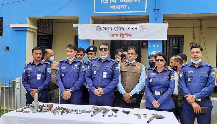 ক্রেতা সেজে অস্ত্র কারখানার সন্ধান পায় পুলিশ