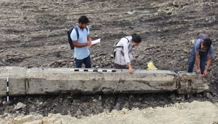 কুমিল্লায় প্রাচীন কাঠের স্তম্ভ উদ্ধার 