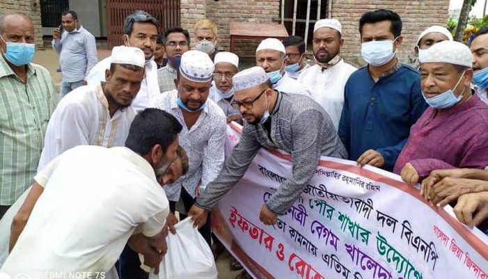 খালেদা জিয়ার রোগমুক্তিতে পাবনায় দোয়া ও খাদ্যসামগ্রী বিতরণ
