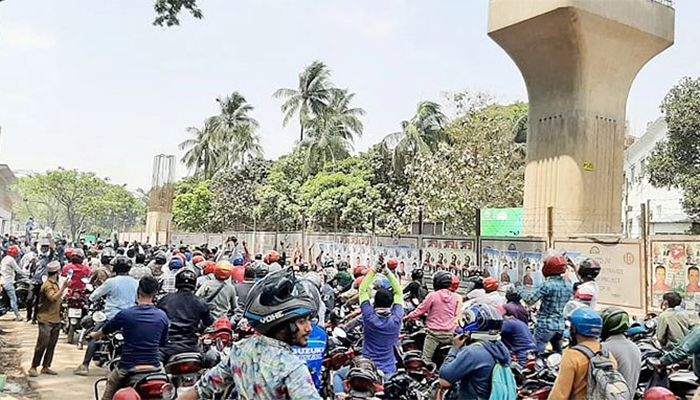 রাইড শেয়ারিং বন্ধ : মোটরসাইকেল চালকদের বিক্ষোভ