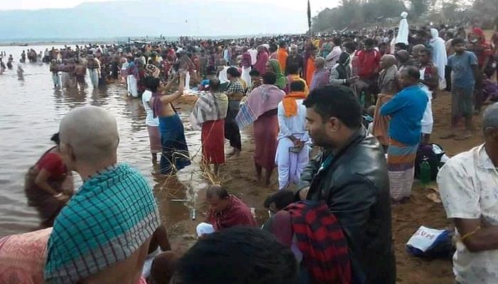 যাদুকাটা নদীতে নিষেধাজ্ঞা লঙ্ঘন করে গঙ্গাস্নান