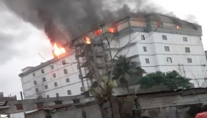 সাভারে পোশাক কারখানায় আগুন