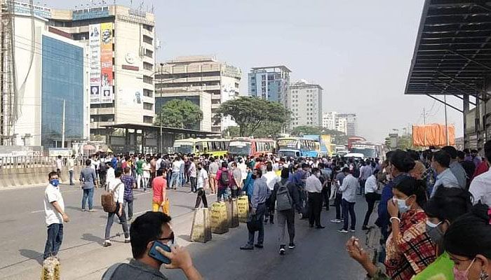 রাস্তা আটকে বিক্ষোভ যাত্রীদের