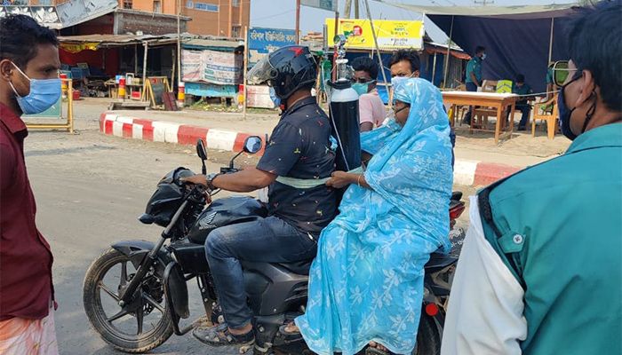 অক্সিজেন সিলিন্ডার বেঁধে মোটরসাইকেলে মাকে নিয়ে হাসপাতালে