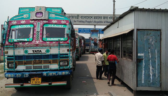 বেনাপোল বন্দরে আমদানি-রফতানি স্বাভাবিক, দুর্ভোগে যাত্রীরা
