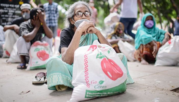 করোনায় ক্ষতিগ্রস্ত দরিদ্র পরিবার ও কাজ হারানো শ্রমিকদের সহায়তা দেয়া হয়। ফাইল ছবি