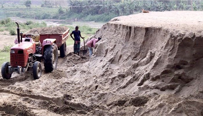 দীঘিনালায় সরকারি প্রকল্পের দোহাই দিয়ে অবৈধ বালু উত্তোলন