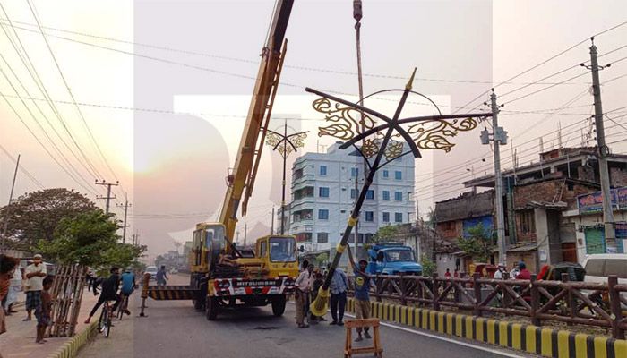 উদ্বোধনের দুই মাসেই সরানো হচ্ছে ৫ কোটির ‘প্রজাপতি সড়কবাতি’