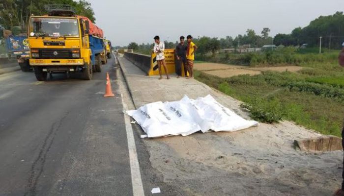 দাঁড়িয়ে থাকা ট্রাককে ধাক্কা, নিহত ৩