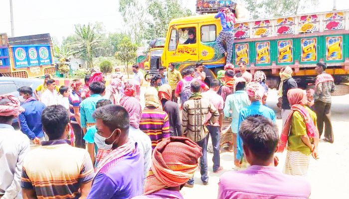 ধানকাটা শ্রমিকদের রাতভর আটকে রাখলো পুলিশ