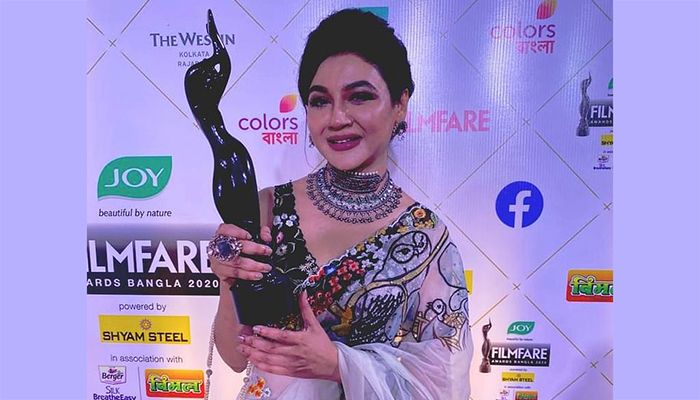 আবারো ফিল্মফেয়ার পুরস্কার পেলেন জয়া