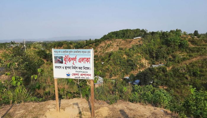 ঝুঁকিপূর্ণ পাহাড়ি এলাকায় জেলা প্রশাসনের সাইনবোর্ড