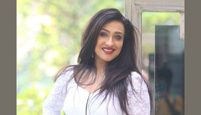 করোনায় আক্রান্ত বিশেষ শিশুদের পাশে ঋতুপর্ণা সেন