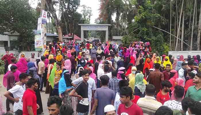 লক্ষ্মীপুরে বোনাস ও ওভারটাইমের দাবিতে শ্রমিকদের বিক্ষোভ 