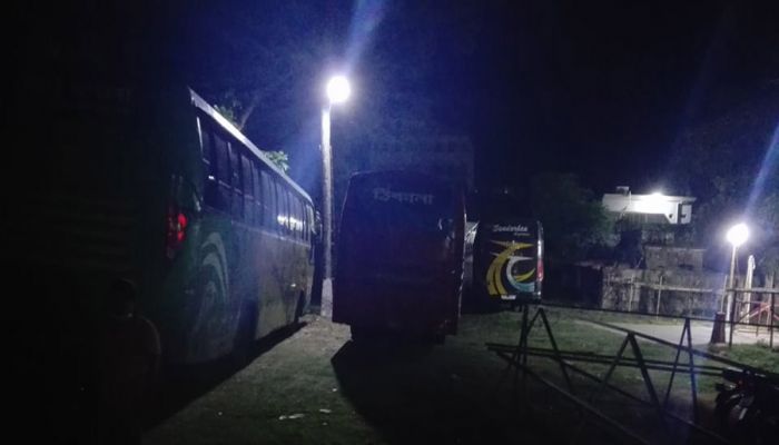 লকডাউনে যাত্রী নিয়ে ঢাকায় আসার পথে ৪ বাস আটক