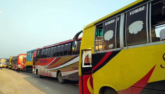 মানবিক কারণে ছেড়ে দেয়া হলো দূরপাল্লার বাস