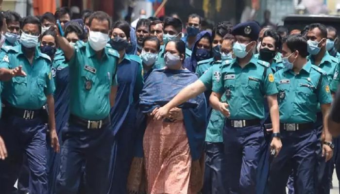 রোজিনা ইসলামকে আদালতে নেওয়া হচ্ছে। ফাইল ছবি