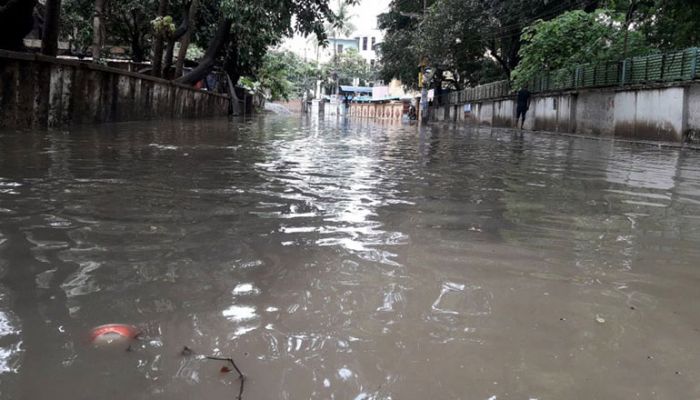 বৃষ্টিতে জলজট: চট্টগ্রামে ভোগান্তিতে মানুষ