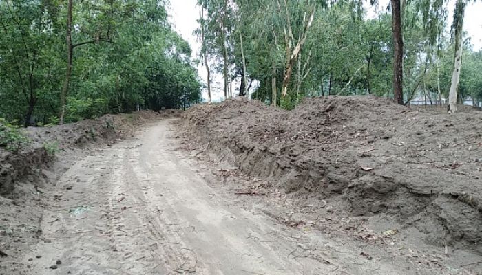 ঠিকাদারের ভুলের খেসারত দিচ্ছেন এলাকাবাসী
