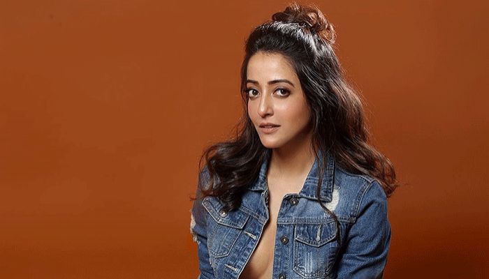 ফের খোলামেলা পোশাকে রাইমা সেন