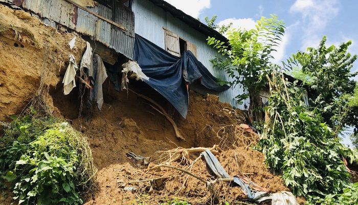 পাহাড়ধসের ঝুঁকিতে ৮শ’ পরিবার