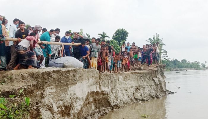 ব্রহ্মপুত্র নদী পাড়ে বালু ভর্তি জিও ব্যাগ ফেলানো শুরু হয়েছে