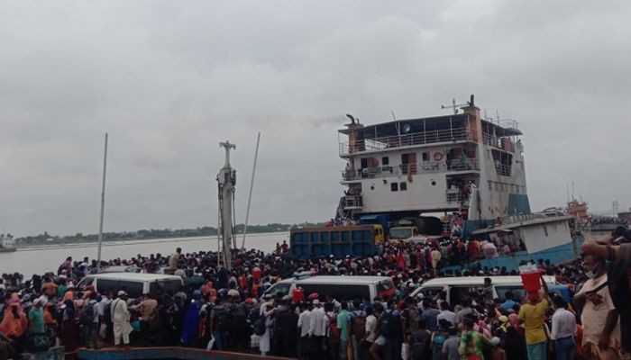 বাংলাবাজার ঘাটে জনসমুদ্র