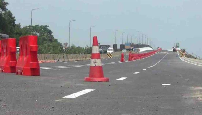 লাঙ্গলবন্দ সেতুতে ৩৮ ঘণ্টা যান চলাচল বন্ধ