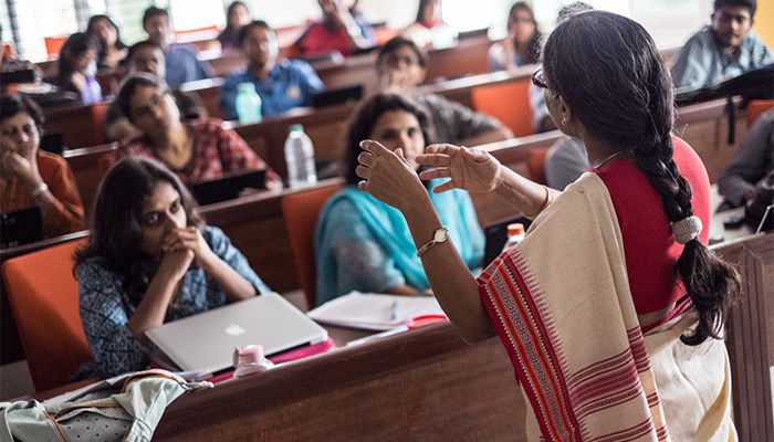 বেদ-পুরাণে ঠাঁসা নতুন পাঠ্যক্রম, উপেক্ষিত মুঘলরা