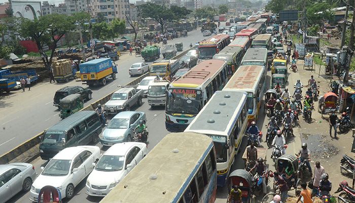 ঢাকা-চট্টগ্রাম মহাসড়কের সাইনবোর্ড এলাকায় যানজট। ছবি: স্টার মেইল