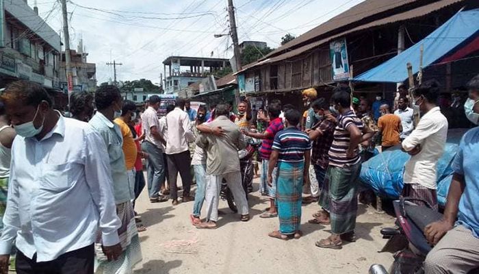 দোকান খোলার ছবি তোলায় হামলার শিকার সাংবাদিক