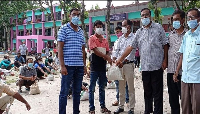 নীলফামারীতে বাস শ্রমিকদের মাঝে খাদ্যসামগ্রী বিতরণ 