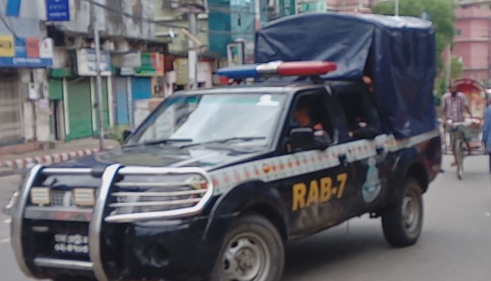 চট্টগ্রামের ৭ প্রবেশ পথে চলছে র্যাব-সেনাবাহিনীর তল্লাশি