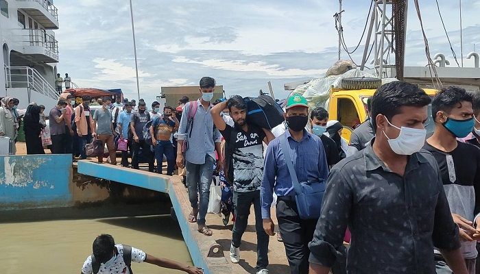 থামছেই না শিমুলিয়া ঘাটের ঢাকামুখী যাত্রীদের চাপ