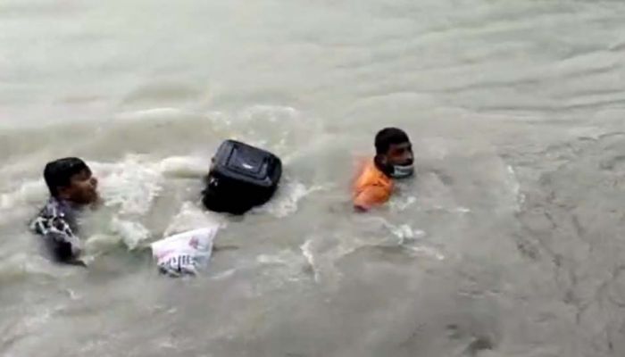 প্রশাসনের ধাওয়ায় নদীতে পড়ে গেলো ৩ যাত্রী