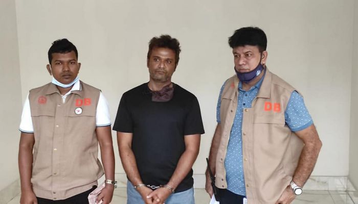 ২ হাজার কোটি টাকা পাচার: ফরিদপুরে স্বেচ্ছাসেবকলীগ নেতা গ্রেফতার