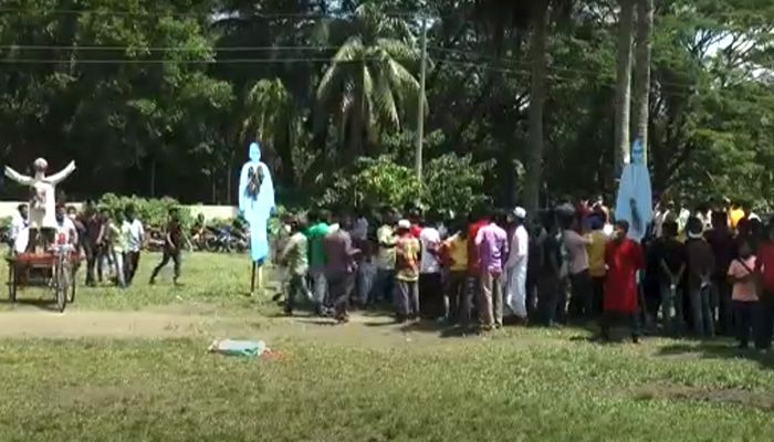বঙ্গবন্ধুর খুনি মোশতাকের বাড়িতে ভাঙচুর