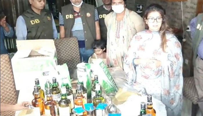 মোহাম্মদপুরে মডেল মৌ আটক