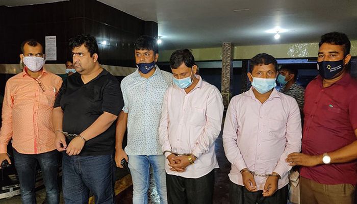আবাসনের আড়ালে মদের ব্যবসা