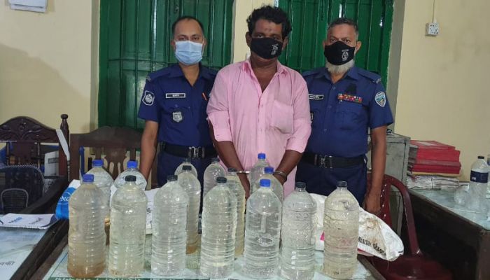 নোয়াখালীতে চোলাইমদসহ আটক ১