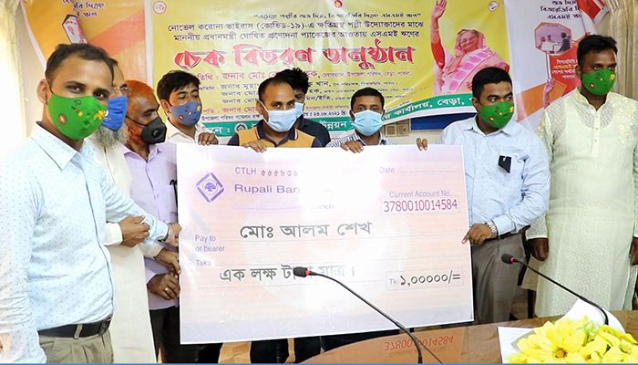 বেড়ায় পল্লী উদ্যোক্তাদের মাঝে প্রধানমন্ত্রীর প্রণোদনার চেক বিতরণ