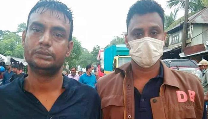 মাদক বিক্রির সময় কারারক্ষী আটক