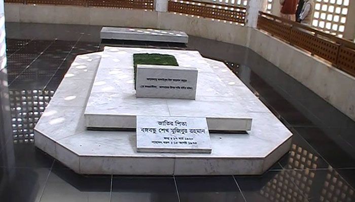 বঙ্গবন্ধু হত্যার খবরে হতভম্ব হয়ে পড়ে টুঙ্গিপাড়াবাসী