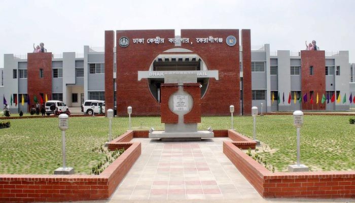 কারাগার যেন ‘টাকার খনি’