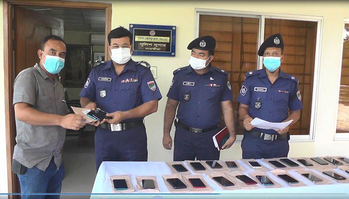 সাতক্ষীরা পুলিশের অভিযানে এক মাসে ৩৭টি মোবাইল উদ্ধার