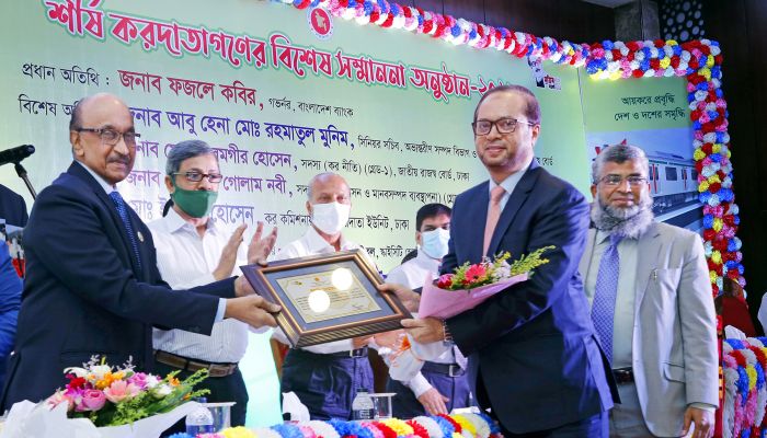 ব্যাংকিং খাতে শীর্ষ করদাতার সম্মাননা পেলো ইসলামী ব্যাংক