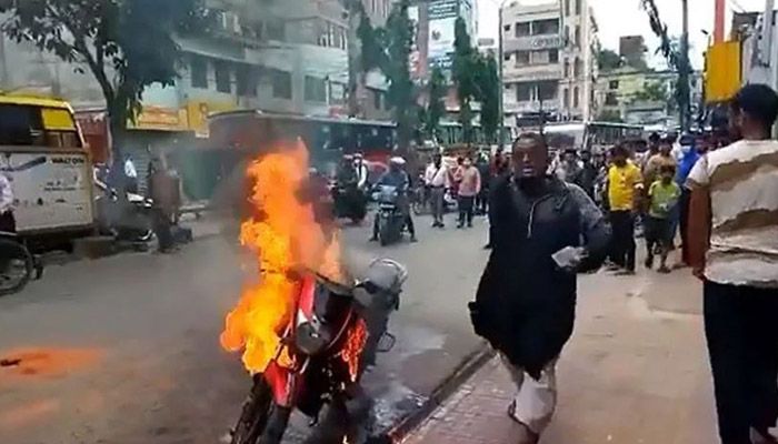 ‘মামলায়’ ক্ষুব্ধ হয়ে নিজের মোটরসাইকেলে আগুন