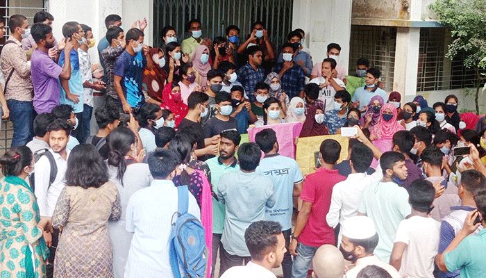 ১৪ শিক্ষার্থীর চুল কাটার ঘটনায় ক্লাস পরীক্ষা বর্জন করে প্রতিবাদ